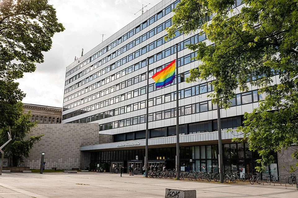 csm_tupr20200706_regenbogenflagge_23_f9faeacee8.jpg © TU Berlin
